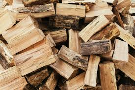 Stère de bois sec ( min 2 ans ) en bûche fendue ou pas selon le diamètre .